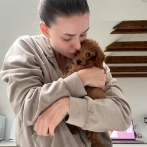 Anna Šulcová Instagram - Už skoro měsíc jsem před vámi něco tajila… Tohle je Theo ♥️🐶
Netušila jsem, kolik lásky a štěstí může tak malý tvoreček do života přinést! Vždy jsem pejsky milovala, ale nevěděla jsem, jaký je pocit starat se o vlastního od úplného dětství! Je to něco nepopsatelného, ale věřím, že mě pejkaři moc dobře chápou! Jsem šťastná, že můžu být psí mamka a věř mi, Teoušku, že tě budu milovat celým svým srdcem a starat se o tebe jak nejlíp budu moct♥️
