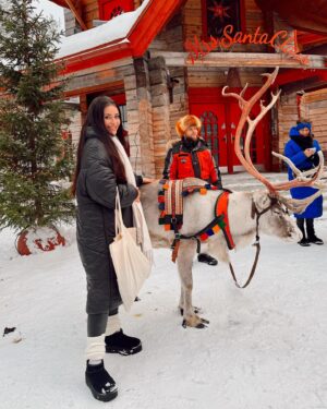 Anna Šulcová Instagram - Nejkrásnější vánoční zážitek!✨🤍🎄Celý výlet vloguju a připravuju si tím zároveň 1. vlogmas 2023 ❣️ 
btw: Paní nám říkala, že tihle 2 sobíci se prý rádi mazlí a nechávají se hladit, takže jsme měli velkou radost! 🫎