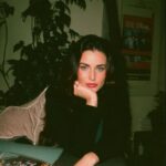 Anna Šulcová Instagram - If I was in 90s 🪩💃🏼 no, AI dokáže fakt zajímavé věci :D Přijde mi, že si nejsem moc podobná, ale je to cool! Schválně mi napište, kde to vypadá nejvíc jak já! Podle mě fotka číslo 2 & 4 👀 Jako dítě roku 1999 jsem si k té době moc nepřičichla, ale předpokládám, že takhle nějak vypadala moje maminka, protože mi každý říká, že jsem na ni podobná, ačkoliv já to vůbec nevidím :D