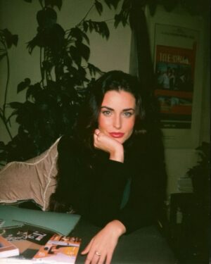 Anna Šulcová Instagram - If I was in 90s 🪩💃🏼 
no, AI dokáže fakt zajímavé věci :D Přijde mi, že si nejsem moc podobná, ale je to cool! Schválně mi napište, kde to vypadá nejvíc jak já! Podle mě fotka číslo 2 & 4 👀
Jako dítě roku 1999 jsem si k té době moc nepřičichla, ale předpokládám, že takhle nějak vypadala moje maminka, protože mi každý říká, že jsem na ni podobná, ačkoliv já to vůbec nevidím :D