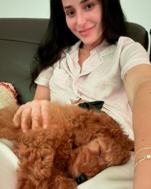 Anna Šulcová Instagram - Už skoro měsíc jsem před vámi něco tajila… Tohle je Theo ♥️🐶
Netušila jsem, kolik lásky a štěstí může tak malý tvoreček do života přinést! Vždy jsem pejsky milovala, ale nevěděla jsem, jaký je pocit starat se o vlastního od úplného dětství! Je to něco nepopsatelného, ale věřím, že mě pejkaři moc dobře chápou! Jsem šťastná, že můžu být psí mamka a věř mi, Teoušku, že tě budu milovat celým svým srdcem a starat se o tebe jak nejlíp budu moct♥️