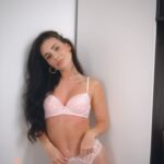 Anna Šulcová Instagram - Jaro, barvičky, krásné počasí a nová kolekce od @tezenisofficial 🎀 #dlouhodobaspoluprace PS: strašně se loupu, tak proto ty fleky :D