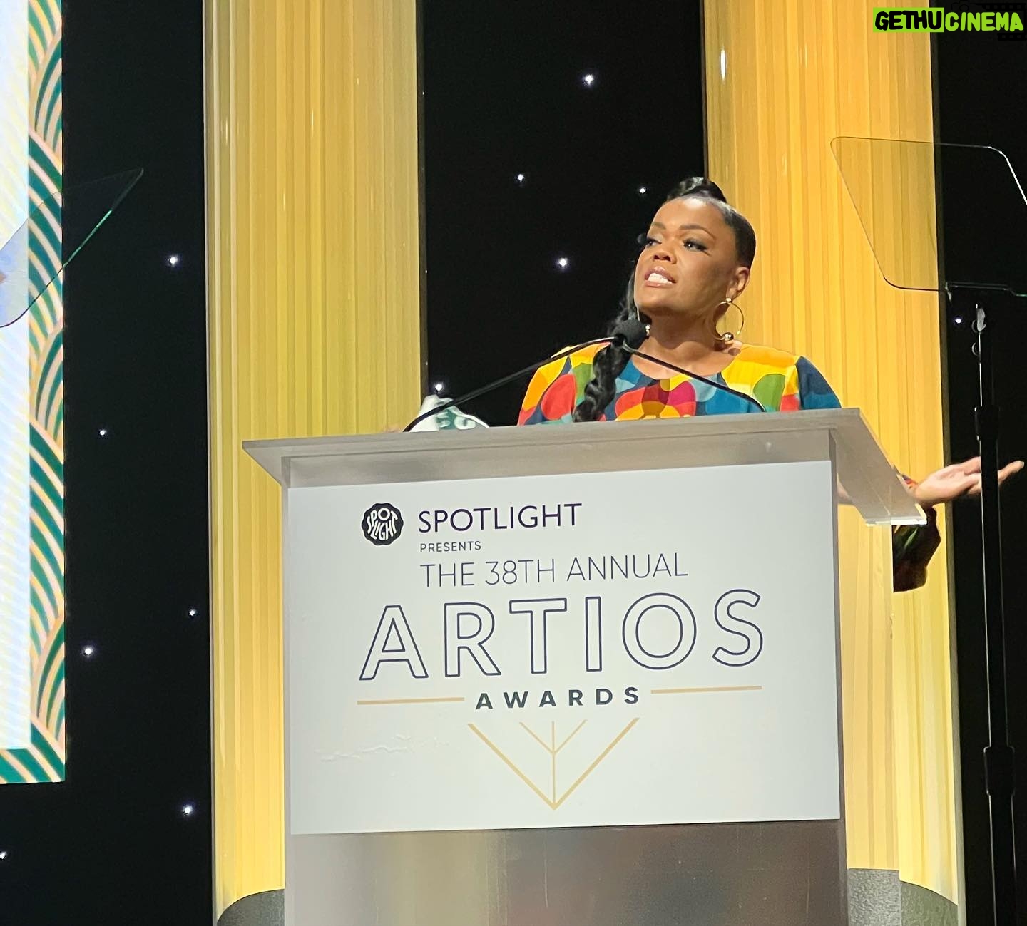 Anna Camp Instagram - What a delight presenting last night! #artiosawards 💫 Casting directors and actors coming together and showing the support we need right now. Thankyou for having me and table 4 crushed 💫