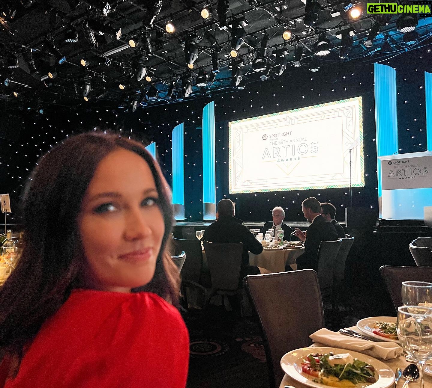 Anna Camp Instagram - What a delight presenting last night! #artiosawards 💫 Casting directors and actors coming together and showing the support we need right now. Thankyou for having me and table 4 crushed 💫