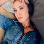 Anna Camp Instagram - 🌻 @spaceykacey #deeperwell listening party of 1 🎟️