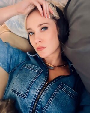 Anna Camp Instagram - 🌻 @spaceykacey #deeperwell listening party of 1 🎟️
