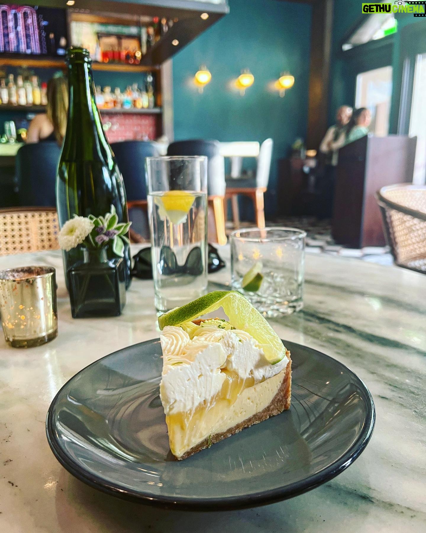 Anna Camp Instagram - Thanku @citypharmacycov we will be back for more oysters and key lime pie! ♥️ @silkybeats