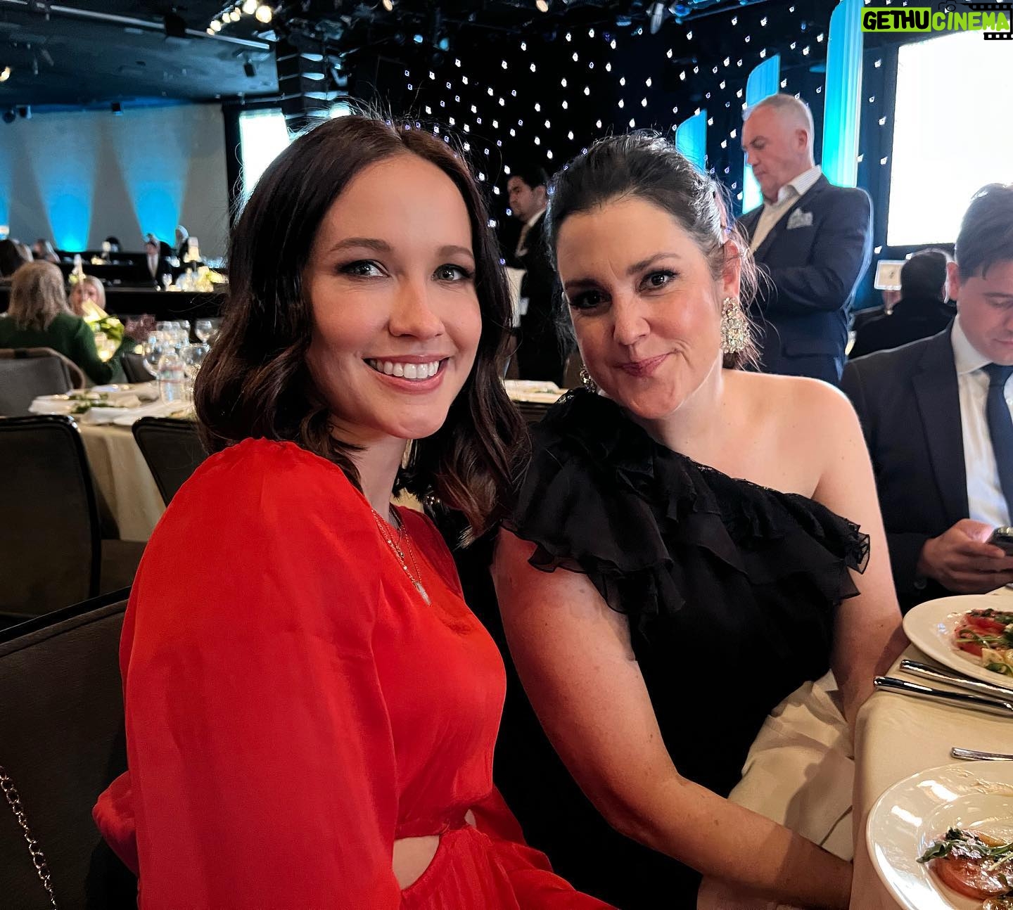Anna Camp Instagram - What a delight presenting last night! #artiosawards 💫 Casting directors and actors coming together and showing the support we need right now. Thankyou for having me and table 4 crushed 💫