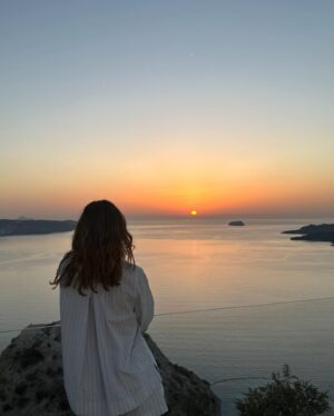 Anna Castillo Instagram - Estoy en Grecia celebrando que somos top 1 🥇, no podía ser de otra manera 🧿 @netflixes