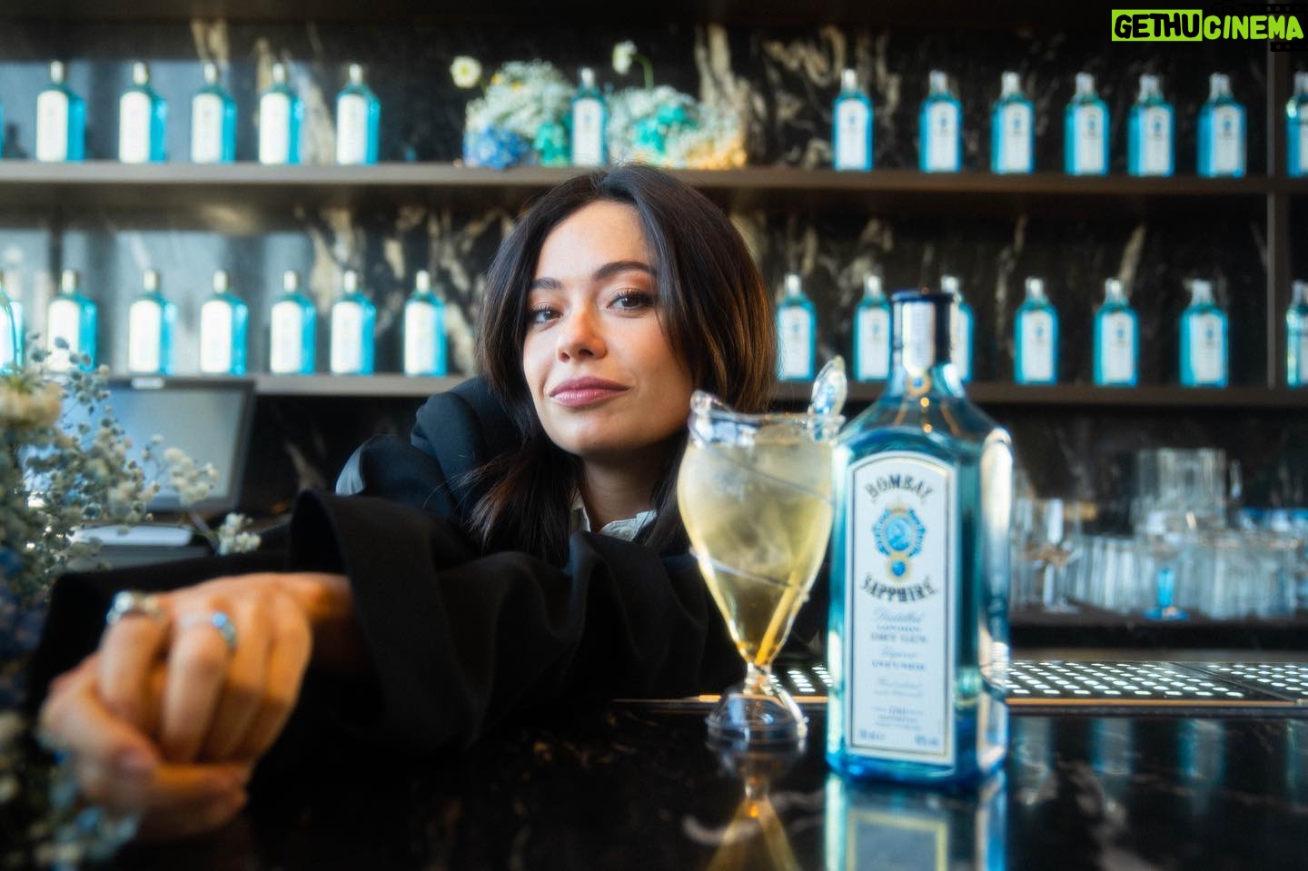 Anna Castillo Instagram - Ha sido increíble haber podido crear esta copa y su cóctel con Bombay Sapphire y de la mano de un equipo tan increíble 💙 Gracias por despertar mi creatividad, confiar en mi inspiración y viajar conmigo para ello a la Rápita, uno de mis lugares favoritos. 🐚 @bombaysapphirees #miinspomiarte #sawthismadethis #stircreativity #despiertatucreatividad WWW.DISFRUTA-DE-UN-CONSUMO-RESPONSABLE.COM 43o Compartir este contenido solo con mayores de 18 años