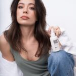 Anna Castillo Instagram – Desde que soy embajadora de @authenticbeautyconcept.spain mi pelo es feliz y yo también.
#bellezaautentica #authenticbeautymovement 🫂🌱♻️