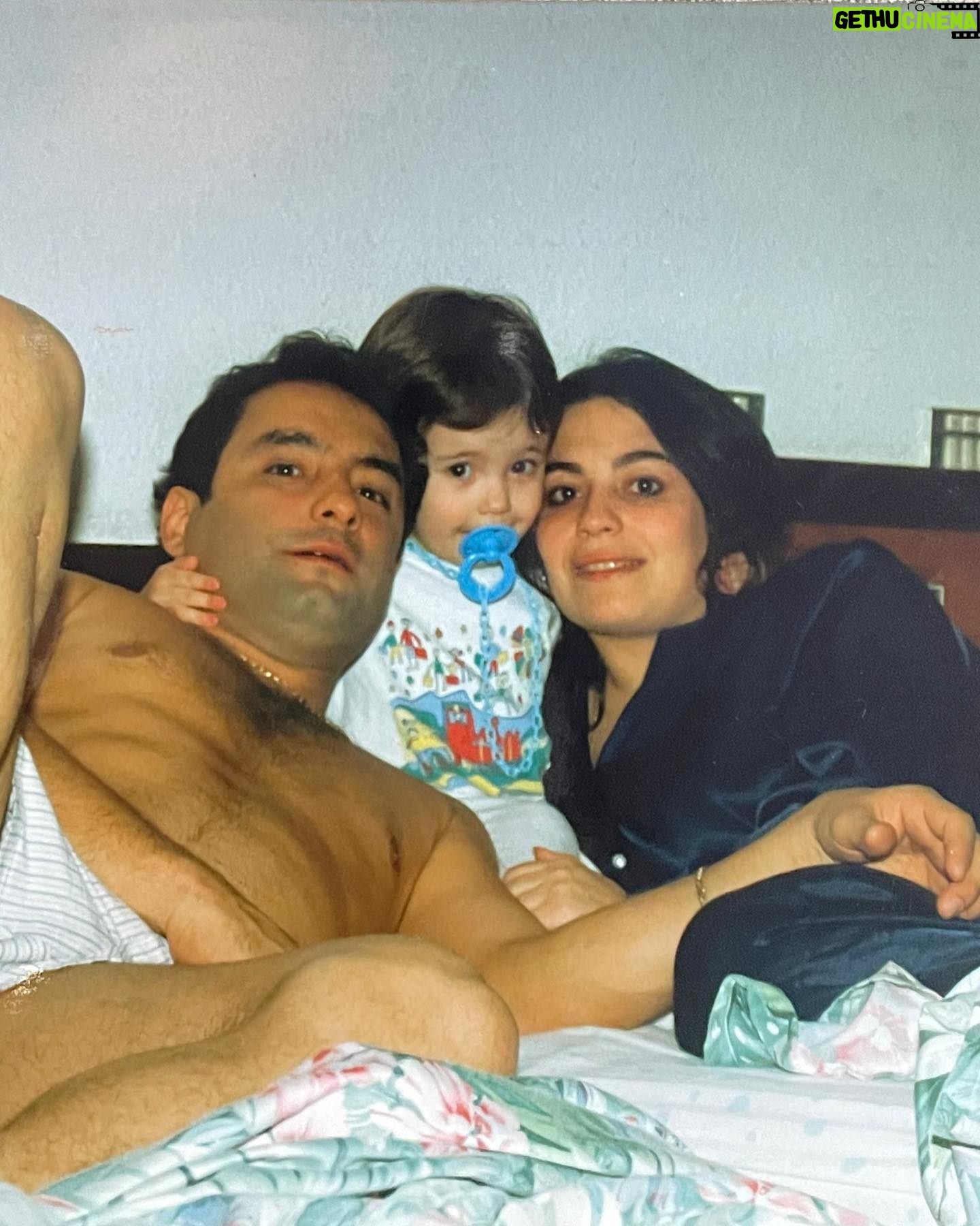 Anna Castillo - 81.8K Likes - Pues con estos estados de ánimo explico bastante bien lo que siento con los 30. Gracias a mi madre por intentar que creyera en la magia y gracias a mi padre por la genética del six-pack. 🌞