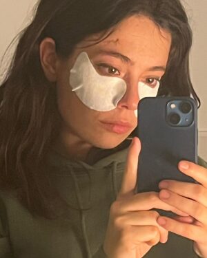Anna Castillo Instagram - Este behind the scenes es para celebrar que Nowhere está en @netflixes y que al parecer está yendo increíble. ( subiría mil fotos de pezones falsos pero me las quitarían ) 
Gracias a mi compañero de viaje @apintofilm , al que podéis ver en el último vídeo, y gracias gracias gracias por todos los mensajes bonitos 🥲🫶🏼