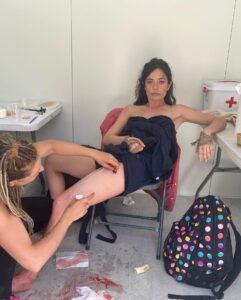 Anna Castillo Instagram - Este behind the scenes es para celebrar que Nowhere está en @netflixes y que al parecer está yendo increíble. ( subiría mil fotos de pezones falsos pero me las quitarían ) Gracias a mi compañero de viaje @apintofilm , al que podéis ver en el último vídeo, y gracias gracias gracias por todos los mensajes bonitos 🥲🫶🏼