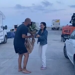 Anna Castillo Instagram - Este behind the scenes es para celebrar que Nowhere está en @netflixes y que al parecer está yendo increíble. ( subiría mil fotos de pezones falsos pero me las quitarían ) 
Gracias a mi compañero de viaje @apintofilm , al que podéis ver en el último vídeo, y gracias gracias gracias por todos los mensajes bonitos 🥲🫶🏼