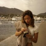 Anna Castillo Instagram – Comerte un helado paseando por Cadaqués es tot el que vull ☁️