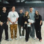 Anna Koshmal Instagram - Коли вирішила загуглити «як весело провести вечір» і тобі вибило «сходи на шоу до @lvi_na_jeepe » 😁 Півтори години пролетіли як декілька хвилин, боліли вилиці від сміху 🙈 вдячна, що піднімаєте всім настрій) @da_kubik ти ❤️ Вже дивились новий наш випуск?