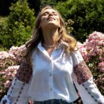 Anna Koshmal Instagram - Код нації вишитий на серці ✨🌸 З Днем Вишиванки! *** Квіти розцвітають Ось на рукавах, З вирію далекого Повернувся птах — Дивні візерунки Сяють, мов живі — Мама вишивала Оберіг мені! ❤️‍🩹