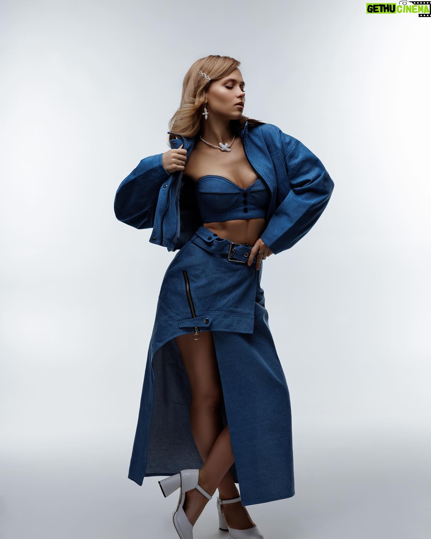 Anna Koshmal - 33.8K Likes - …was born to be free 🤍🤪
Photo: @lila.pro_photo
Mua: @__caille__
Style: @alisharoz_
Clothes: @emmelie_delage