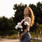 Anna Koshmal Instagram - Коли ти настільки вільна та незалежна жінка, що навіть сама собі майстер з фотоепіляції😁🙈 Вже пів року фотоепілятор Lumea від Philips робить сумлінно свою роботу, а головне ефективно показує результат🫠 - безпечніший, ніж салонні лазери, адже має більш лагідний тип світла. І розроблений у співпраці з дерматологами. - гігієнічний, не пошкоджує шкіру, не викликає вростання волосся, не впливає на шкіру чи внутрішні органи - зручний, не залежиш від графіків салонів - економний, може працювати до 39 років Я помітила суттєве зменшення кількості волосся вже після 3-4 процедур. Якщо зараз почати, то вже до літа можна встигнути підготуватись. До 28 квітня на фотоепілятор Lumea діє акційна ціна. Також після покупки його можна тестувати до 120 днів, і якщо не підійде – повернути. #Lumea_BeFreeInYourOwnSkin #lumea #philipslumea #видаленняволосся #фотоепілятор #фотоепіляція #домашняепіляція #гоління #небажаневолосся #відгук #реклама