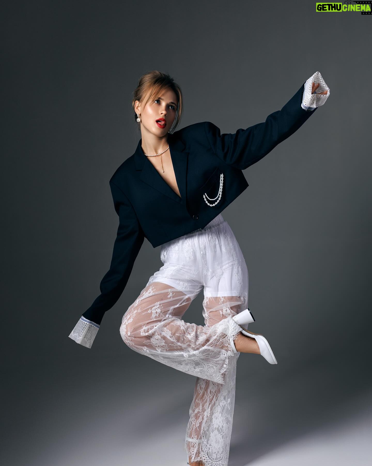 Anna Koshmal - 40.1K Likes - ❤️
Photo: @lila.pro_photo
Mua: @__caille__
Style: @alisharoz_
Clothes: @emmelie_delage