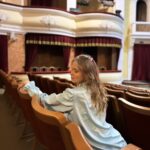 Anna Koshmal Instagram - з весною завжди стає більше світла☀️ нехай і в нас стане більше натхнення, сил, тепла та легкості✨ загадую єдине бажання: щоб ця весна берегла наших захисників 🙏🏼🇺🇦 #ukrainewillstand фото @viktoriia_aleksandrovna в полтавському театрі ❤️