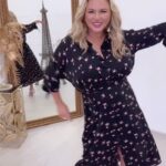 Anna Semenovich Instagram – Танцую от счастья, что мой клип вам очень понравился!🥰
Но снять клип – это большая работа и труд, над этим работает огромная команда! 

Спасибо каждому, кто принял участие в создании этого позитивного видео 💃🏼

А полный репортаж о том, как снимался клип, смотрите у меня в сторис! 😜 #вкосмос