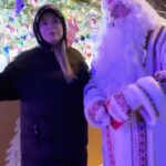 Anna Semenovich Instagram – Первый день зимы вышел очень насыщенный 🔥
Я даже успела побывать на выставке «Россия» в парке ВДНХ, где зажгли 89 ёлок по одной от каждого региона нашей страны, было больше 360.000 огней. 
А еще было невероятное количество дедов морозов, эмоции, конечно, переполняют. 
Делитесь своими прогулками и эмоциями с выставки, добавляйте #СпасибоРодная #ВыставкаРоссия. 
А каждую неделю авторы лучших постов получат уникальные призы!🎄