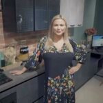 Anna Semenovich Instagram – Приятно посещать красивые места❤️
А я люблю совмещать приятное с полезным!😜
Недавно вот подруга затеяла ремонт и попросила меня помочь ей с выбором кухни. Поэтому недолго думая, я пошла в салон @kuxdvor, где собраны десятки великолепных кухонь. Хотите узнать, что это за салон и пройтись по нему вместе со мной? Не вопрос – достаточно включить видео!😌
#КухонныйДвор 
Реклама: Kra23TExv