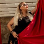 Anna Semenovich Instagram – Открыла штору и начала готовиться к пятнице 💃🏼
Я сегодня на вечеринку , а ты?👇🏼 #аниныистории 
Фотограф: @daria.osipova_ 
стилист: @yulya_tcoi
косички : @afromurmsk
макияж: @yakovleva_yulia
