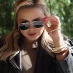 Anna Semenovich Instagram – Впереди длинные выходные и это прекрасно! 
Какие планы , как будете развлекать себя ?👇🏼

Куртка и сапоги от @irenvartik #анины
