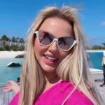 Anna Semenovich Instagram - Я счастлива ❤️ Я очень люблю Мальдивы, тут можно бегать босиком по песку и купаться в бирюзовом океане , все вам буду показывать и рассказывать ☀️ В этот раз мы выбрали очень интересный отель @oaga.artresort Он очень современный и красочный , пошла на разведку 😜⭐️ #аниныистории #отпуск