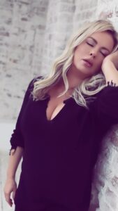 Anna Semenovich Instagram - Нежность 💜 #аниныистории видеограф @valeriachichikova стилист: @yulya_tcoi мейк: @yakovleva_yulia