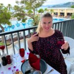 Anna Semenovich Instagram - Многие спрашивают у меня: «Почему я полетела не на Мальдивы, а выбрала для летнего отдыха Турцию?»🤔 На Мальдивах я была в марте, мне очень понравилось, а летом для семейного отдыха я предпочла Турцию❤️ Остановилась в отеле @sherwoodexclusive_kemer , здесь очень комфортные номера с выходом к бассейну🔥 Мы каждый день загораем в своей кабане на пирсе, это даёт мне возможность пообщаться с семьей, находиться в более приватной обстановке, что очень удобно и комфортно! 😌 Тут ооочень вкусная еда, вчера я сорвалась и наелась сладкого 🤭, но сегодня у меня разгрузочный день, идём в рыбный ресторан! В @sherwoodexclusive_kemer очень вкусные вафли и мороженое для всех желающих 🤪 Помимо общего ресторана есть ещё 4 ресторана а-ля карт: итальянский, азиатский,рыбный и турецкий 🔥🔥 Где можно отведать вкусную кухню, диетическую и не только😜 Поэтому сегодня будет много рыбы,мало углеводов и никакого сладкого 😅 Турция прекрасна, море тёплое, солнце золотит мою кожу и я счастлива, всем желаю прекрасного настроения! ❤️❤️❤️#аниныистории #отпуск
