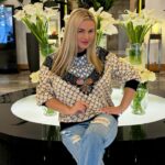 Anna Semenovich Instagram – Грустно , но факт 🤷🏼‍♀️
Мне пришлось прервать свой отдых и вернуться в Москву ! Два дня назад в Адлере я сделала КТ и мне поставили диагноз Пневмония🥹 
Сейчас я нахожусь дома и усиленно лечусь , 
с каждым днем мне становится лучше 🙏🏼
Жаль , что отдых получился скомканным – с безумным кашлем и соплями 😅
Но, я успела провести три прекрасных дня в шикарном отеле 
@radissoncollectionsochi 
В отеле есть два больших бассейна, один-подогреваемый , я даже искупалась 😜 Номера с широкими террасами, с видом на море и очень приветливый персонал , когда я заболела мне в течение часа в номер доставили все лекарства , да еще чай со сладостями 🙏🏼
Если вы собираетесь отдыхать , посмотрите этот замечательный отель ❤️ #аниныистории