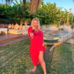 Anna Semenovich Instagram – Отпуск получился просто замечательный!❤️
Мы много загорали, купались, любили, ели и веселились, все, как я хотела☺️ 

Мечты должны сбываться! Я визуализировала отдохнуть именно так! Именно в этом месте! 
И все у меня сбылось🙏🏻

Нужно расширять своё сознание и тогда ваши мечты будут сбываться, ну, а теперь пора домой! 

Завтра уже концерт в Москве. Ведь для меня огромное счастье радовать своими выступлениями мою любимую публику! 

Ждите, вылетаю😜🔥🔥 #аниныистории
Какая фотка вам больше понравилась ?👇🏼