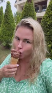 Anna Semenovich Instagram - Хана моей диете сегодня 🤣🤣 Хрю Хрю 🐽 Ну и ничего, зато мне вкусно , весело и счастливо 😜 Я считаю надо уметь получать удовольствие от жизни , а вы?👇🏼 В @sherwoodexclusive_kemer очень вкусно , отель супер , я довольна 🐬 #отпуск #аниныистории