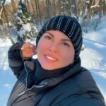 Anna Semenovich Instagram - Как же чудесно после плотного рабочего графика вырваться загород в Ревиталь парк и посвятить время себе любимой!😋 Вы меня завалили вопросами про эту клинику , я вам сейчас все расскажу!! @revital_park - это оздоровительная клиника, где есть огромное количество процедур и разных программ: похудения, омоложения, детокс, антистресс (релакс). Каждый по своему желанию выбирает то, ради чего он приезжает 😜 Я в этот раз выбрала программу «релакс» и «детокс», каждый день я делаю приятные процедуры для моего организма: подводный массаж, ручной массаж, обёртывание, хожу к косметологу, увлажняю своё лицо после концертов на улице и правильно, но при этом очень вкусно питаюсь😉 Результат отличный! За пять дней я сбросила 2 кг! Мое тело подтянулось, а кожа на лице стала увлажнённой и напитанной! Я наконец выспалась и расслабилась 🙏🏼 Теперь, я такая счастливая возвращаюсь в Москву и очень скоро улечу на море, а куда, расскажу вам позже 😜 #аниныистории #здоровье
