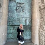Anna Semenovich Instagram – Любимые, а наше с вами путешествие продолжается 💃

Сегодня покажу вам ещё один знаменитый проект Гауди, который строится уже 136 лет, несмотря на то, что судьба храма не раз висела буквально на волоске😱 

Заключительный отрезок жизни Гауди всецело посвятил своему главному творению. Всё время он проводил в храме, нередко оставаясь в нём и на ночь. Все заработанные деньги Гауди вкладывал в строительство, перестал следить за своим внешним видом, стал рассеянным. Что и сыграло роковую роль в его судьбе. 

Гауди всегда не любил прямые линии и углы. Он сказал: «В природе нет ничего прямого».
Как только вы войдете в эту испанскую базилику, вы поймете, что все здесь – узоры, колонны, скульптуры и т. д. – Нарисовано от руки или изогнуто.

Архитектура со всеми многочисленными фасадами и башнями, украшенными скульптурами и мозаиками, по-настоящему захватывает дух🔥

Очень важную роль играют разноцветные витражи. С одной стороны льётся свет тёплых тонов, символизирующий рассвет, а с другой стороны преобладают витражи холодных цветов, которые символизируют ночь! 
И действительно кажется, будто бы попал в сказочный лес на рассвете😍😍😍

Любимые, какую достопримечательность вы бы ещё хотели увидеть? Делитесь в комментах 👇🏻
#аниныистории