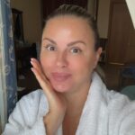 Anna Semenovich Instagram - Как же чудесно после плотного рабочего графика вырваться загород в Ревиталь парк и посвятить время себе любимой!😋 Вы меня завалили вопросами про эту клинику , я вам сейчас все расскажу!! @revital_park - это оздоровительная клиника, где есть огромное количество процедур и разных программ: похудения, омоложения, детокс, антистресс (релакс). Каждый по своему желанию выбирает то, ради чего он приезжает 😜 Я в этот раз выбрала программу «релакс» и «детокс», каждый день я делаю приятные процедуры для моего организма: подводный массаж, ручной массаж, обёртывание, хожу к косметологу, увлажняю своё лицо после концертов на улице и правильно, но при этом очень вкусно питаюсь😉 Результат отличный! За пять дней я сбросила 2 кг! Мое тело подтянулось, а кожа на лице стала увлажнённой и напитанной! Я наконец выспалась и расслабилась 🙏🏼 Теперь, я такая счастливая возвращаюсь в Москву и очень скоро улечу на море, а куда, расскажу вам позже 😜 #аниныистории #здоровье
