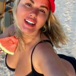 Anna Semenovich Instagram - Давайте придумаем название к фото 😜 Особенно ко второй 🤣 Главное , чтоб муха не залетела или не пролетела , как там правильно говориться 🤣 Жду ваши варианты 👇🏼 #аниныистории @kayapalazzohotels