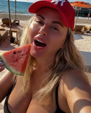 Anna Semenovich Instagram - Давайте придумаем название к фото 😜
Особенно ко второй 🤣 Главное , чтоб муха не залетела или не пролетела , как там правильно говориться 🤣
Жду ваши варианты 👇🏼 #аниныистории 
@kayapalazzohotels