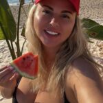 Anna Semenovich Instagram - Давайте придумаем название к фото 😜 Особенно ко второй 🤣 Главное , чтоб муха не залетела или не пролетела , как там правильно говориться 🤣 Жду ваши варианты 👇🏼 #аниныистории @kayapalazzohotels