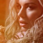 Anna Semenovich Instagram - Дорогие мои девочки, если вы хотите преобразиться перед Новым годом, то можно поменять имидж с помощью наращивания!😜🔥 Самые лучшие волосики вам сделают в салоне - @dajmur_studio @andrianova_beauty Будьте счастливы! С наступающим Новым годом!💫❤️ #аниныистории