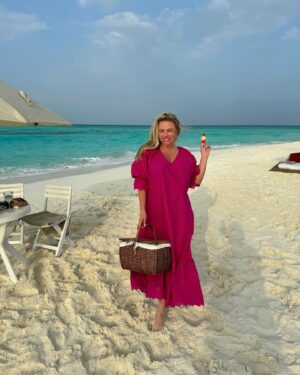 Anna Semenovich Instagram - Я никогда не хотела быть совершенной , я всегда хотела быть счастливой ❤️
Сейчас я счастлива на маленьком острове посреди индийского океана 🌊
Мои глаза искрят светом , а на губах искренняя улыбка , ведь такие моменты бесценны 🙏🏼 
Особо некорректные злюки , могут много рассуждать про моё одиночество, но я вам отвечу жестко - это моя жизнь и только мне решать с кем, и когда жить, с кем спать ,а с кем дружить . И особенно когда мне становиться матерью 🙌🏼
И уж поверьте , на свете есть так много замужних матерей , которые не умеют быть счастливыми ! Быть счастливым , это целая наука 😜

Листай 👉🏼 Там очень красивый романтический ужин с моим ❤️😜 #аниныистории