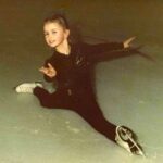 Anna Semenovich Instagram - Мы часто сидим на диване и с восторгом смотрим на людей, которые чего-то добились в этой жизни ✊🏼 Но каждое достижение - это долгий путь и большой труд. Занимаясь спортом, ты падаешь на льду, на ринге, на поле, в гимнастическом зале, разбиваешь бровь, колени, локти. Получаешь сотрясение мозга, но ты снова встаёшь и делаешь то, что приводит тебя к цели и к твоим личным достижениям😌 Записывая песни на студии, ты не знаешь, будут они хитом или нет. И когда песня терпит неудачу, ты все равно идёшь на студию, тратишь свои силы, время, деньги и пишешь новые песни. В надежде, что они станут хитами!🙏🏻 Путь к цели - это всегда препятствия, всегда неудачи. Но достигает их только тот, кто падая снова встаёт, перешагивает свои неудачи и доходит до финала😉 Я могу считать себя таким человеком✊🏼 Если получилось у меня, то получится и у тебя! Вставай с дивана и действую! 🤗❤️ Листай фото👉🏼 #аниныистории