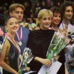 Anna Semenovich Instagram - Мы часто сидим на диване и с восторгом смотрим на людей, которые чего-то добились в этой жизни ✊🏼 Но каждое достижение - это долгий путь и большой труд. Занимаясь спортом, ты падаешь на льду, на ринге, на поле, в гимнастическом зале, разбиваешь бровь, колени, локти. Получаешь сотрясение мозга, но ты снова встаёшь и делаешь то, что приводит тебя к цели и к твоим личным достижениям😌 Записывая песни на студии, ты не знаешь, будут они хитом или нет. И когда песня терпит неудачу, ты все равно идёшь на студию, тратишь свои силы, время, деньги и пишешь новые песни. В надежде, что они станут хитами!🙏🏻 Путь к цели - это всегда препятствия, всегда неудачи. Но достигает их только тот, кто падая снова встаёт, перешагивает свои неудачи и доходит до финала😉 Я могу считать себя таким человеком✊🏼 Если получилось у меня, то получится и у тебя! Вставай с дивана и действую! 🤗❤️ Листай фото👉🏼 #аниныистории