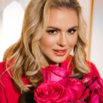 Anna Semenovich Instagram - Всем чудесного понедельника 🌺 Кто из моих подписчиков собирается держать пост ?👇🏼 #аниныистории Фотограф: @valya.grigorieva Стилист: @indalove Визажист : @yakovleva_yulia