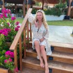 Anna Semenovich Instagram - Я вчера открыла Ящик Пандоры и начала обсуждать очень интересную для женщин тему🤔 Мне пришло огромное количество сообщений в директ и в опросник. Я поняла, что многие женщины практически ничего не знают, но очень интересуются темой ЗАМОРОЗКИ ЯЙЦЕКЛЕТОК 🙌🏼 Я это сделала для того, чтобы развеять мифы, касающиеся этой процедуры ✅ Посмотреть все ответы на ваши вопросы вы можете у меня в сторис, а я хочу добавить, что никогда не нужно осуждать решение других людей, нужно другим людям давать быть «ДРУГИМИ»! Каждый человек сам в праве решать, когда ему обзаводиться семьей и детьми. Каждая женщина чувствует, когда готова стать матерью, кто-то готов в 20 лет, кто-то в 30 лет, кто-то за 40😅 И таких примеров много, когда женщина за 40 лет рождает здоровых, красивых детей и сама становится счастливой мамой🥰 Почему-то у нас принято считать, что женщина в 40 лет уже стара, чтобы выйти замуж и родить ребёнка.🤷🏼‍♀️ Эти стереотипы нужно развеять. И пусть я буду одна из первых, кто будет менять стереотипное мышление на более масштабное. Все мы разные и у каждого своя судьба, так давайте уважать решения других людей, смотреть за своей жизнью, а не советовать всем вокруг, что и как нужно делать! Попробуйте больше зацикливаться на своей жизни и она у вас станет намного счастливее😉 #аниныистории