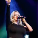 Anna Semenovich Instagram – Когда-то, когда я была совсем маленькой девочкой, я профессионально занималась фигурным катанием 👧🏼⛸️

Но это был не мой выбор, а выбор моих родителей. 
Я не сразу полюбила этот вид спорта, но потом, упорство родителей, которые каждый день водили меня на тренировки, дисциплина и мое усердие сделали из меня спортсменку высокого уровня😜
Но в моем сердце всегда оставалась одна мечта – стать артисткой, выходить на сцену и петь для зрителей, сниматься в кино и ездить на гастроли🥰

Я очень счастлива, что, когда я получила травму и закончила свою спортивную карьеру, мне хватило упорства и силы духа, чтобы воплотить свою мечту и выйти на сцену, как певице❤️
Теперь я поняла, для чего мне нужно было фигурное катание в жизни, чтобы закалить мой характер и дать возможность моей мечте в будущем сбыться!🙏🏼

Я с огромным удовольствием пою для вас, мои любимые зрители! И ваши счастливые глаза для меня самая большая похвала😘

Спасибо вам за любовь и ваши аплодисменты и помните, что мечты сбываются! Просто действуйте ✊🏼 
Листайте карусель👉🏼#аниныистории